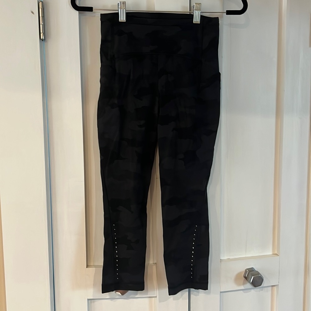 Lululemon crops w pockets camo black 4